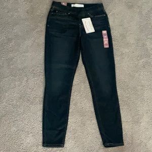 Levi pull on skinny jeans